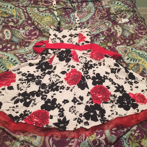 Dresses & Skirts - NWOT floral dress